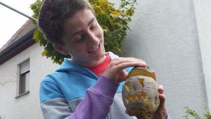 Justus Welker hat sein erstes  Dorschnmännla geschnitzt. Sein Opa hat erklärt, wie es geht. Fotos: Manfred Welker