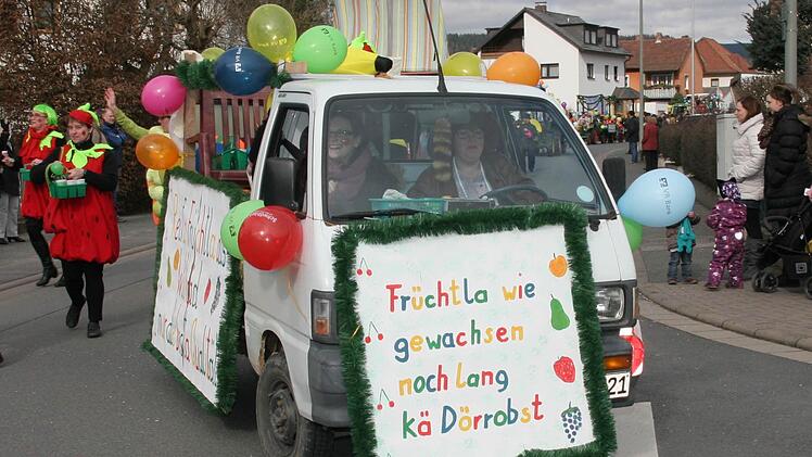 "Sußa Widhäädo Früchtla" hatte die Gruppe Kaffeeklatsch auf ihrem Festwagen und verteilte Bowle.