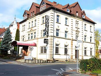 Das Bahnhofshotel in Neustadt könnte wieder Asylbewerberheim werden wie bereits in den 90er Jahren. Foto: Rainer Lutz