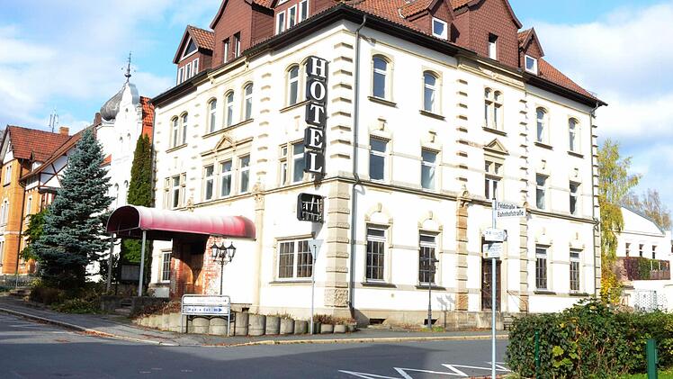Das Bahnhofshotel in Neustadt könnte wieder Asylbewerberheim werden wie bereits in den 90er Jahren. Foto: Rainer Lutz