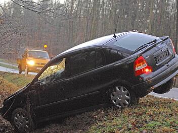 Ganz so schlimm wie damals war es am Dienstag nicht: 2008 hatte es in einer Nacht wegen überfrierender Nässe 23 Unfälle gegeben (das Bild ist in der Nähe von Litzendorf entstanden). Doch mahnt die Polizei nach den aktuellen Unfällen: "Fuß vom Gas!"  Foto: Ronald Rinklef/Archiv