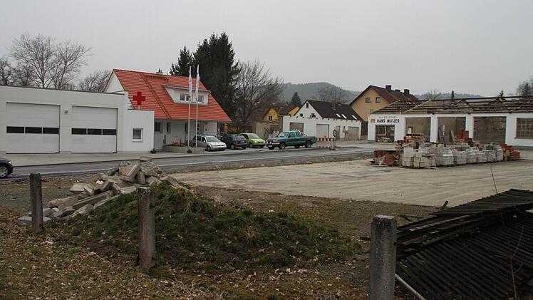 Die BRK-Wache (links) liegt nebenan.
