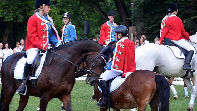 Bei der Quadrille des Reitervereins im Luitpoldpark.  Foto: Peter Rauch