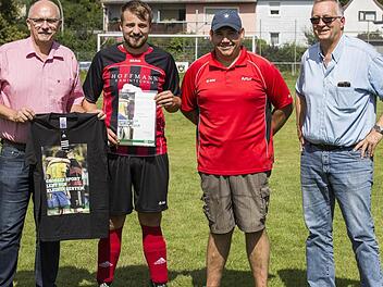 Aus den Händen von Kreisspielleiter Gottfried Bindrim (links) erhielt Sebastian Rausch (daneben) die Fairplay-Medaille des DFB. Darüber, und über 500 Euro aus der Egidius-Braun-Stiftung, freuten sich auch Vorsitzender Artur Torres Barbosa und Sportvorstand Hubert Rausch vom FC 08 Zeil (weiter von links).