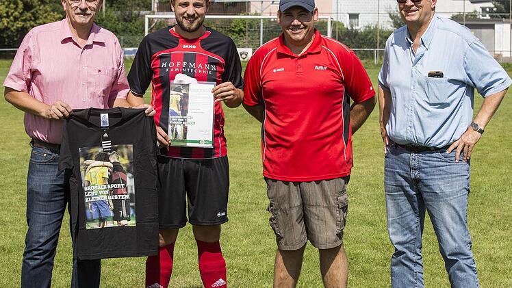 Aus den Händen von Kreisspielleiter Gottfried Bindrim (links) erhielt Sebastian Rausch (daneben) die Fairplay-Medaille des DFB. Darüber, und über 500 Euro aus der Egidius-Braun-Stiftung, freuten sich auch Vorsitzender Artur Torres Barbosa und Sportvorstand Hubert Rausch vom FC 08 Zeil (weiter von links).