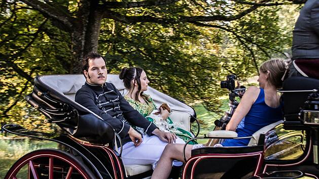 Dreharbeiten f&uuml;r Videosequenzen zur Urauff&uuml;hrung des Musicals "Albert und Victoria": Valentin Fruntke als Albert und Marie-Sophie Weidinger als Victoria fahren Kutsche im Hofgarten. Foto: Jochen Berger
