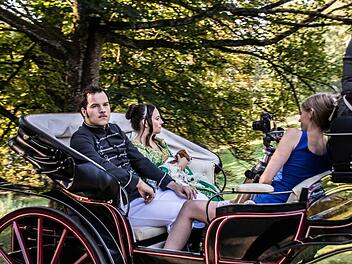Dreharbeiten für Videosequenzen zur Uraufführung des Musicals "Albert und Victoria": Valentin Fruntke als Albert und Marie-Sophie Weidinger als Victoria fahren Kutsche im Hofgarten. Foto: Jochen Berger