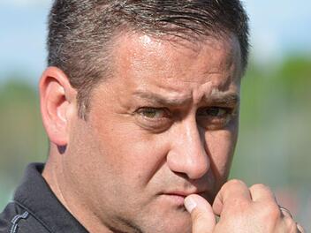 Die Sorgenfalten bei Coburgs Trainer Matthias Christl werden l&auml;nger. Doch noch hat der Dauer-Optimist die Hoffnung nicht aufgegeben, den Klassenerhalt mit seiner Mannschaft noch zu realisieren. Foto: Gunther Czepera