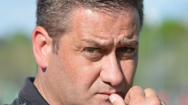 Die Sorgenfalten bei Coburgs Trainer Matthias Christl werden l&auml;nger. Doch noch hat der Dauer-Optimist die Hoffnung nicht aufgegeben, den Klassenerhalt mit seiner Mannschaft noch zu realisieren. Foto: Gunther Czepera