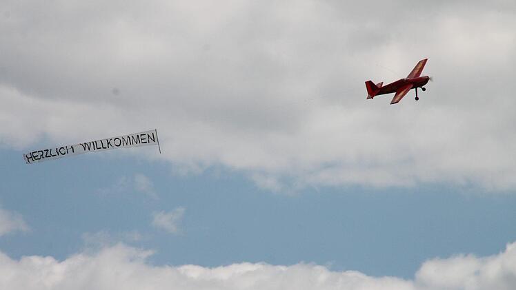 Ein Propellerflugzeug begrüßte das Publikum. Stellvertretender Vorsitzender Rudolf Mager aus Weismain von der Segelfluggruppe "Kordigast" Burgkunstadt hatte es gesteuert. Foto: Stephan Stöckel