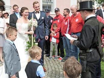 Glückwünsche von Schlotfeger Florian Will durften Matthias und Carina Feulner nach der Trauung entgegennehmen. Foto: Werner Reißaus