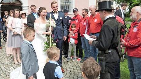 Glückwünsche von Schlotfeger Florian Will durften Matthias und Carina Feulner nach der Trauung entgegennehmen. Foto: Werner Reißaus