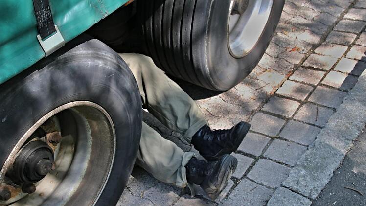 Zimperlich darf man nicht sein, um einen Lkw genau unter die Lupe zu nehmen, wie es hier Achim Seufert tut, von dem nur noch die Beine zu sehen sind.Helmut  Will