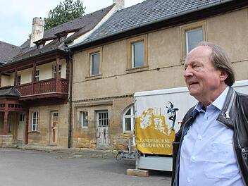 Jan Burdinski, Intendant des Fränkischen Theatersommers, vor dem Gutshof in Kutzenberg  Popp