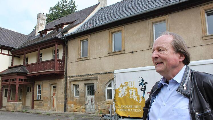 Jan Burdinski, Intendant des Fränkischen Theatersommers, vor dem Gutshof in Kutzenberg  Popp