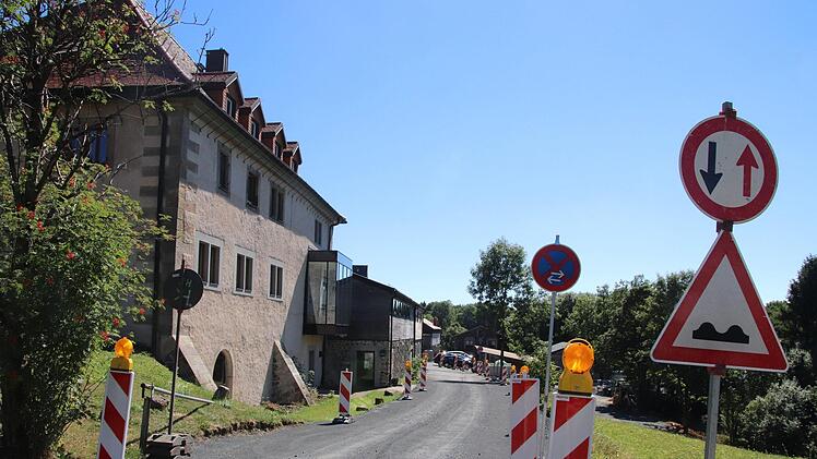 Für Spekulationen hat die provisorische Umgehung gesorgt, die um das Bruder-Franz-Haus auf dem Kreuzberg errichtet wurde.  Thomas Pfeuffer