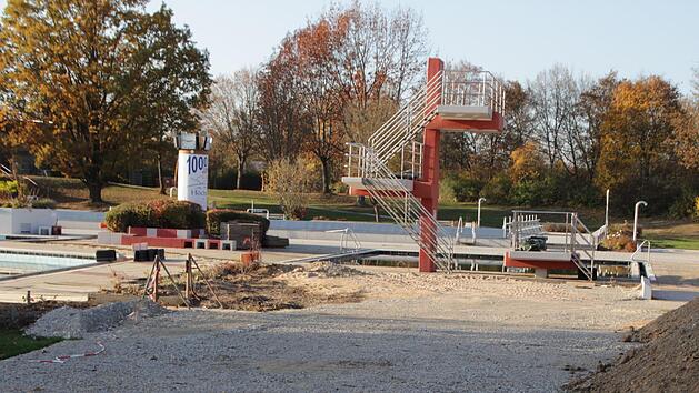 Hier hinter dem Sprungturm wird die Rutsche gebaut.  Foto: Andreas Dorsch