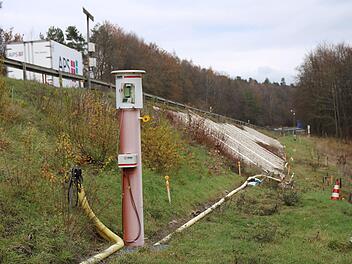 Der Hang an der A 70 rutscht und wird dauerhaft überwacht. Foto: Alexander Hartmann