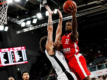 Retin Obasohan (rechts) zieht gegen seinen ehemaligen Teamkollegen Michael Carrera zum Korb. Foto: Daniel Löb
