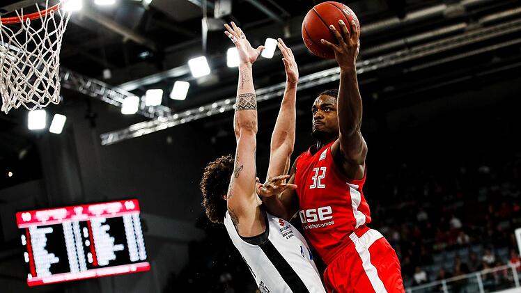 Retin Obasohan (rechts) zieht gegen seinen ehemaligen Teamkollegen Michael Carrera zum Korb. Foto: Daniel Löb