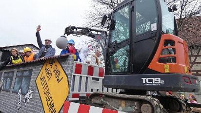 Einen echten Mini-Bagger hatte der OCV auf seinem Wagen.