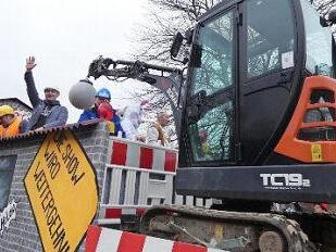 Einen echten Mini-Bagger hatte der OCV auf seinem Wagen.