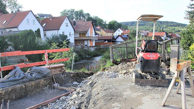 Die Anlieger  können es kaum erwarten, bis ihr Hirtensteg wieder begehbar ist. Derzeit ist es noch eine Baustelle.  Foto: Veronika Schadeck