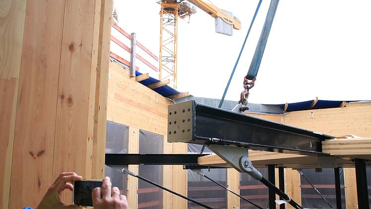 Präzisionsarbeit für die Dachspinne des Globe-Neubaus: so schwebt die tonnenschwere Konstruktion ins Innere - vom Abheben bis zum Andocken getragen von einem riesigen Autokran.Foto: Jochen Berger