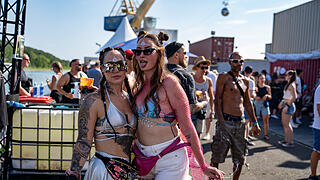 Techno-Musik direkt am Hafenbecken zwischen Kr&auml;nen und Containern!