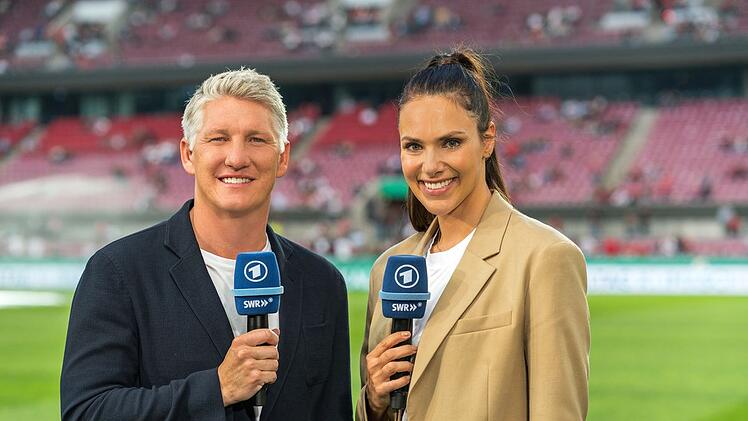 Sie führen wieder durch den "Sportschau"-Abend, wenn im Viertelfinal-Hinspiel der UEFA Nations League Deutschland und Italien aufeinandertreffen: Experte Bastian Schweinsteiger und Moderatorin Esther Sedlaczek.