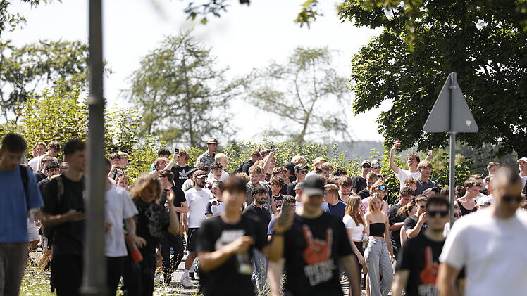 Hunderte Personen belagern Emskirchen: Aufruf zum "Schanzenfest" versetzt Stadt in den Ausnahmezustand