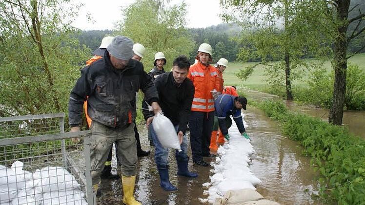 Stundenlang waren die Helfer beschäftigt, auch Oberaurachs Bürgermeister Thomas Sechser (Bildmitte, schwarze Jacke) packte mit an.