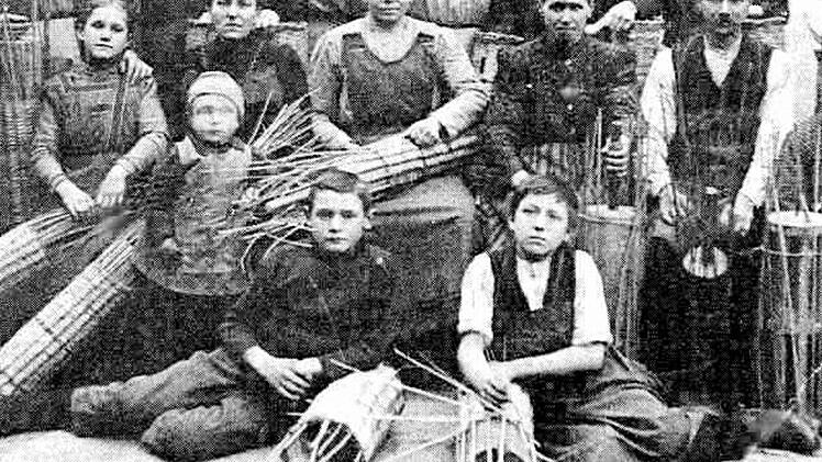 Am längsten waren Schulkinder in der Landwirtschaft tätig. Gefährlich war es auf einer Dreschmaschine. Dieses Foto aus Zeil entstand in den frühen 50er Jahren.Fotos: Archiv Leisentritt
