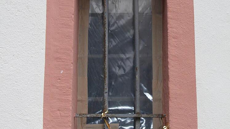 Die Fenster wurden mit spezieller gasdichter Folie abgeklebt.