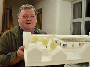 Kirchenpfleger Hartwig Voll hält hier ein Modell der neuen Gefäller Kindertagesstätte in den Händen. Momentan liegen die Pläne dafür zur Prüfung bei der Regierung von Unterfranken. Fotos: Kathrin Kupka-Hahn