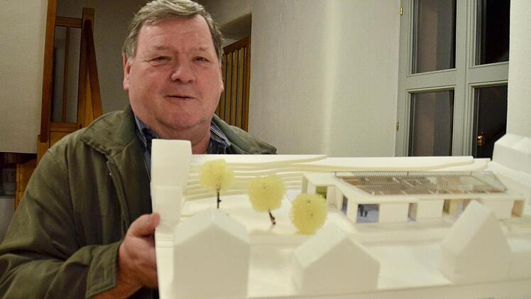Kirchenpfleger Hartwig Voll hält hier ein Modell der neuen Gefäller Kindertagesstätte in den Händen. Momentan liegen die Pläne dafür zur Prüfung bei der Regierung von Unterfranken. Fotos: Kathrin Kupka-Hahn