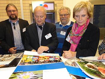 Thorsten Adelhardt (links) und Marikka Spatz (rechts) haben bei dem Kalender-Wettbewerb zum Thema Zeit mitgemacht. Foto: Petra Malbrich