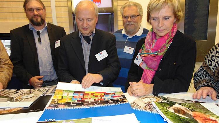 Thorsten Adelhardt (links) und Marikka Spatz (rechts) haben bei dem Kalender-Wettbewerb zum Thema Zeit mitgemacht. Foto: Petra Malbrich