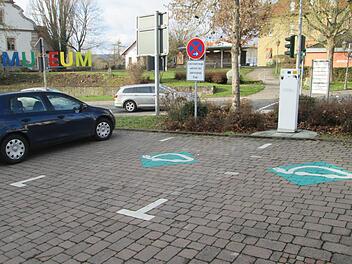 In Sachen Elektromobilität, dessen Arbeitsgemeinschaft der Markt Elfershausen beitrat, ist die Stadt Hammelburg Vorbild, die bereits Elektroladestationen für Pkw in der Bahnhofstraße und für Fahrräder am Viehmarkt vorhält.  Foto: Winfried Ehling