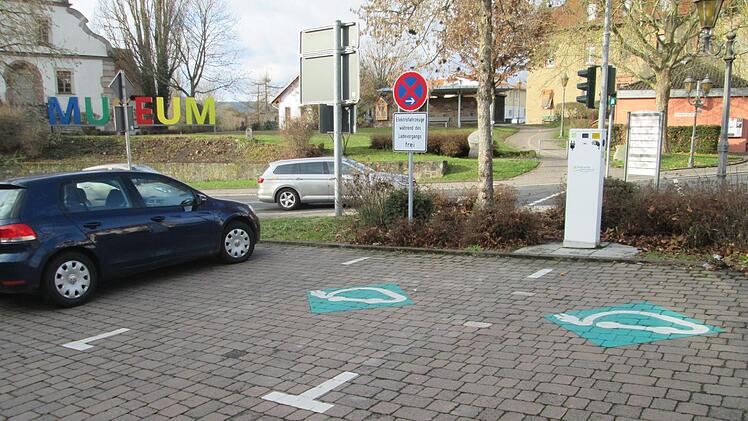 In Sachen Elektromobilität, dessen Arbeitsgemeinschaft der Markt Elfershausen beitrat, ist die Stadt Hammelburg Vorbild, die bereits Elektroladestationen für Pkw in der Bahnhofstraße und für Fahrräder am Viehmarkt vorhält.  Foto: Winfried Ehling