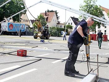 Beim Aufbau gibt es keine Hierarchien, alle greifen mit zu. Michael Schöpp, 2. Kommandant, haut die Nägel in den Asphalt.  Foto: Michael Busch