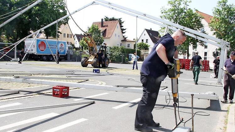 Beim Aufbau gibt es keine Hierarchien, alle greifen mit zu. Michael Schöpp, 2. Kommandant, haut die Nägel in den Asphalt.  Foto: Michael Busch
