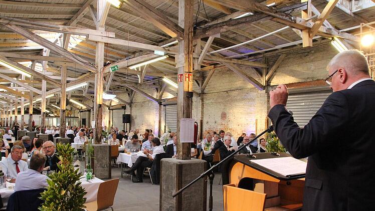 Die Alte Pakethalle taugt auch als "gemauertes Festzelt", stellte Städtetagspräsident Kurt Gribl fest. Hier Coburgs Oberbürgermeister Norbert Tessmer bei der Begrüßung. Foto: Oliver Schmidt