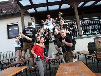 Die Lindier Bum und Madle heizen schon mal die Stimmung an.  Fotos: Richard Sänger