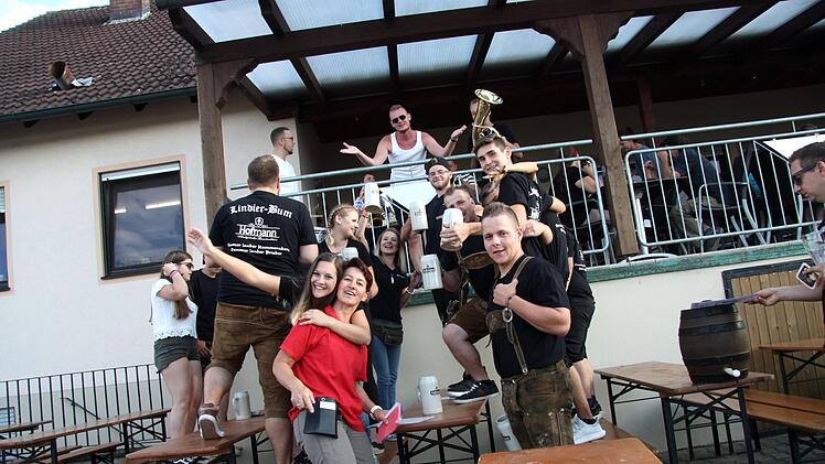 Die Lindier Bum und Madle heizen schon mal die Stimmung an.  Fotos: Richard Sänger