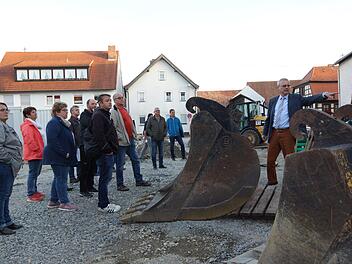 Bürgermeister Gotthard Schlereth (rechts) erklärt den Gemeinderäten den Fortschritt der Bauarbeiten. Foto: Arkadius Guzy