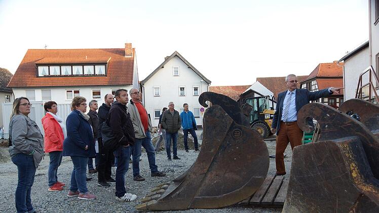 Bürgermeister Gotthard Schlereth (rechts) erklärt den Gemeinderäten den Fortschritt der Bauarbeiten. Foto: Arkadius Guzy