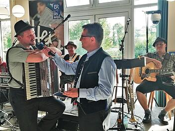 Spilk-Musiker und -Texter Frank Schmitt (links) aus Steinach sprach mit BR-Moderator Werner Aumüller über die Bedeutung von Heimat. Foto: Sigismund von Dobschütz