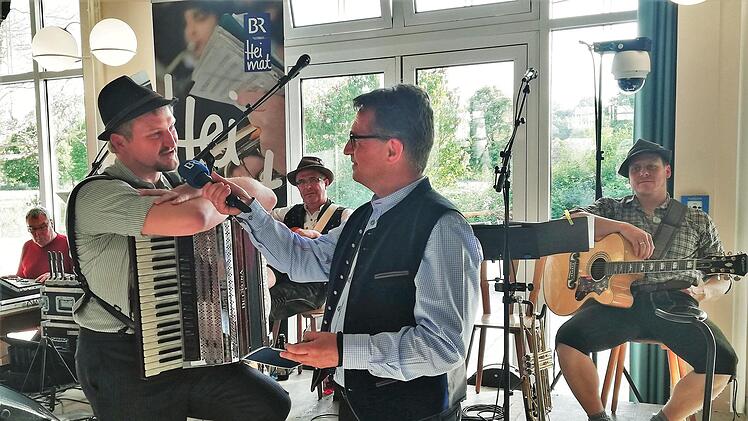Spilk-Musiker und -Texter Frank Schmitt (links) aus Steinach sprach mit BR-Moderator Werner Aumüller über die Bedeutung von Heimat. Foto: Sigismund von Dobschütz