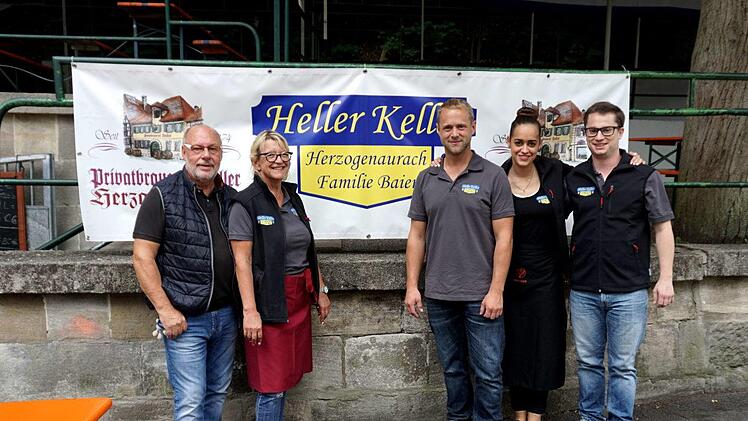 Die Gäste auf dem Heller-Keller  werden von Peter und Adelgunde  und Hannes Baier  sowie Sabrina und Basti (von links) umsorgt.  Foto: Richard Sänger